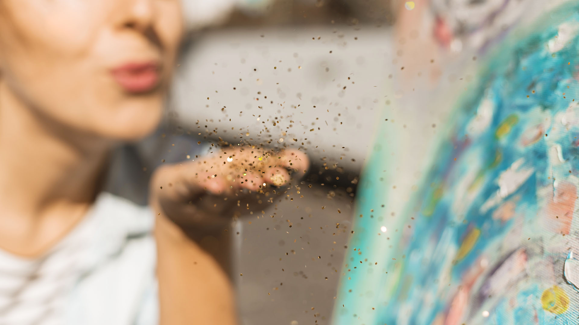 Bocca che soffia brillantini dalla mano