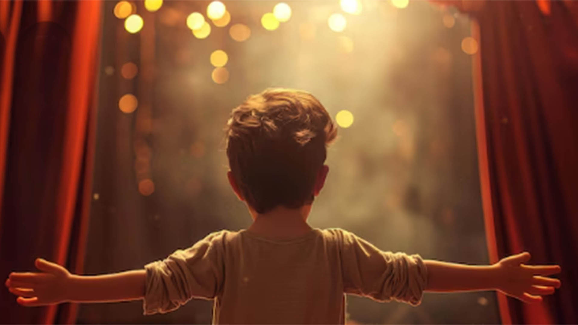 Sipario aperto da un bambino sulle luci