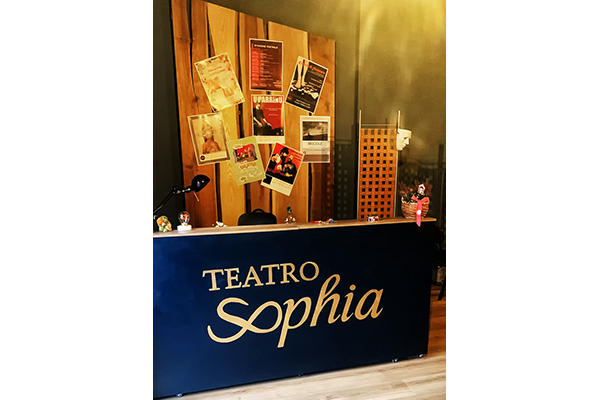 Vetrina e bancone con la scritta Teatro Sophia