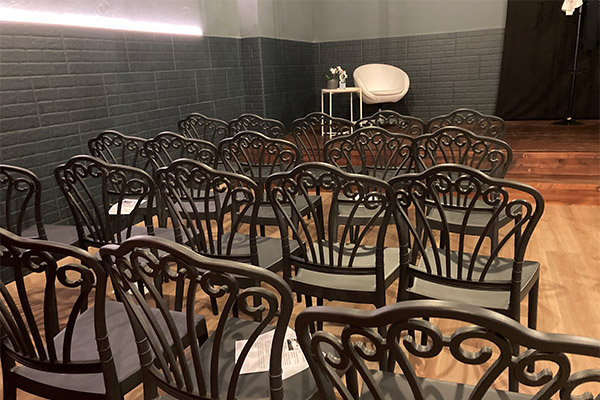 Eleganti sedie della platea del Teatro Sophia