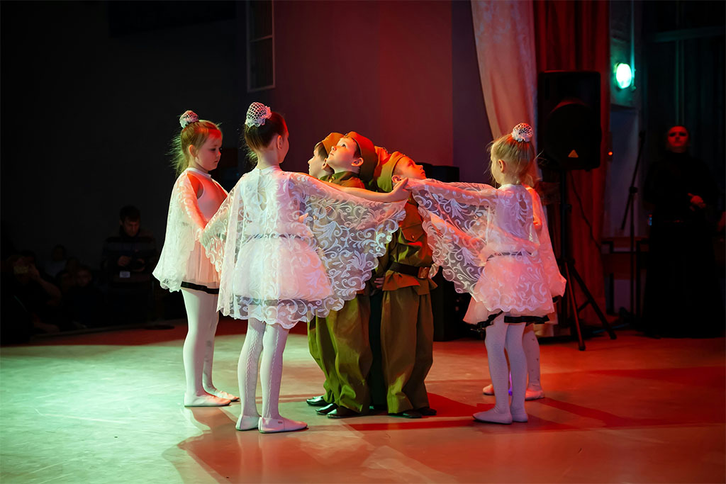 bambini che recitano a teatro