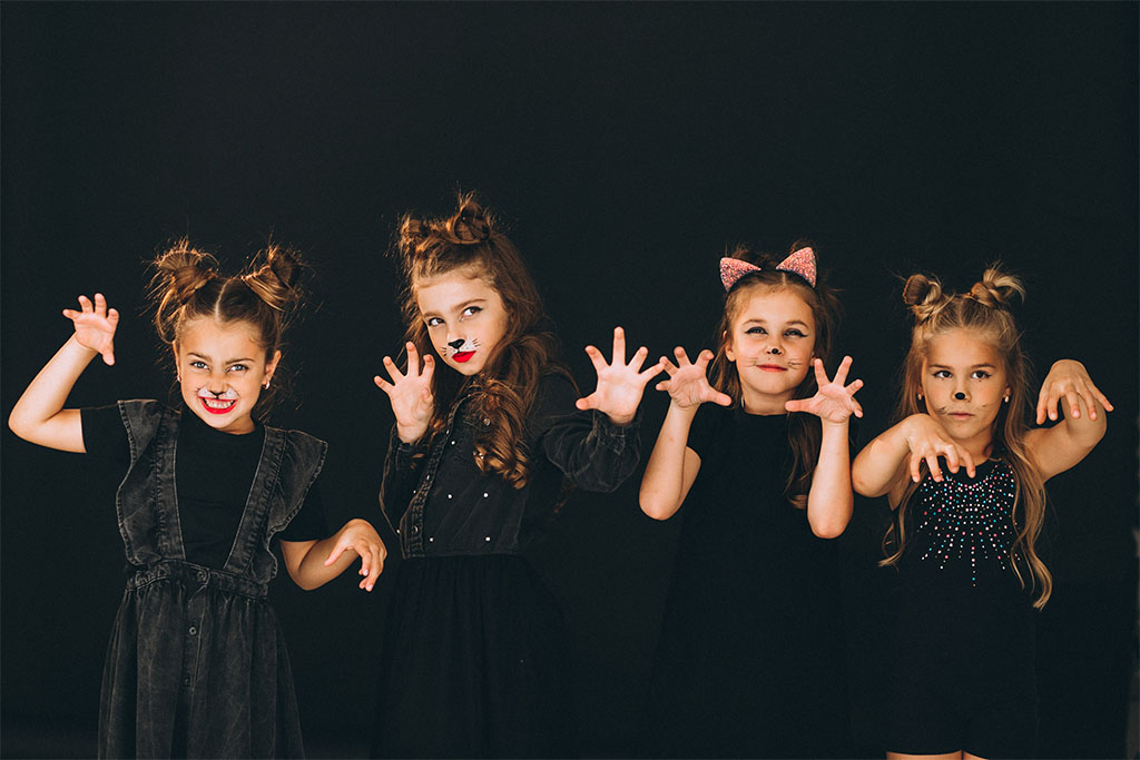 bambini che interpretano dei gatti a teatro