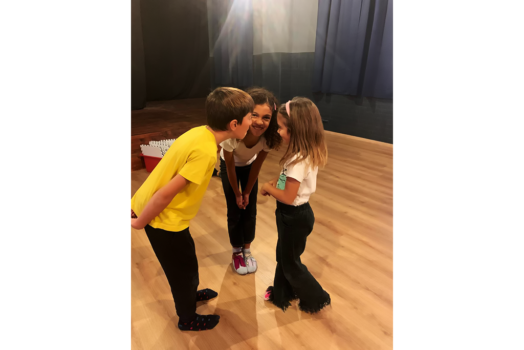bambini in cerchio a teatro