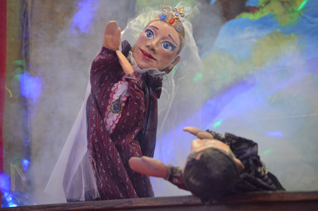 Burattini in scena nel teatrino