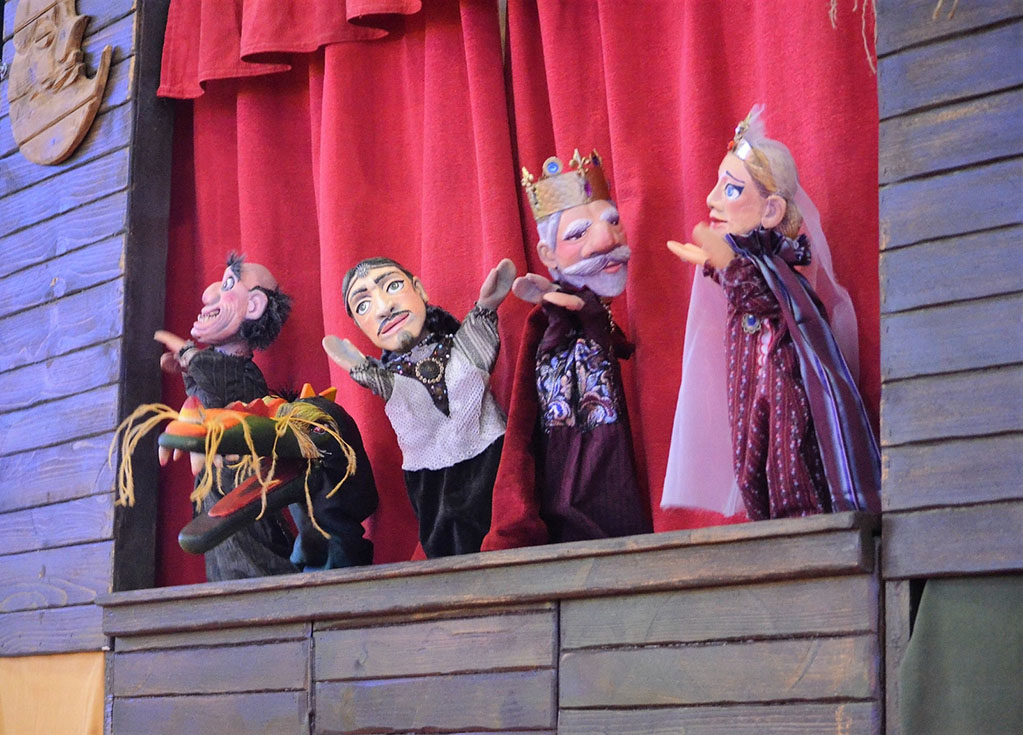 Burattini in scena nel teatrino