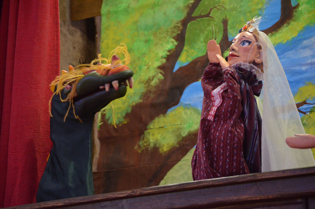 Burattini in scena nel teatrino